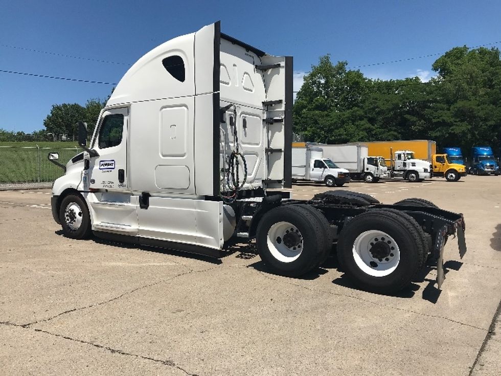 Sleeper Tractor-Heavy Duty Tractors-Freightliner-2020-T12664ST-Nashville-TN-589,085\n\t\tmiles-$ 57,000 - Image 5