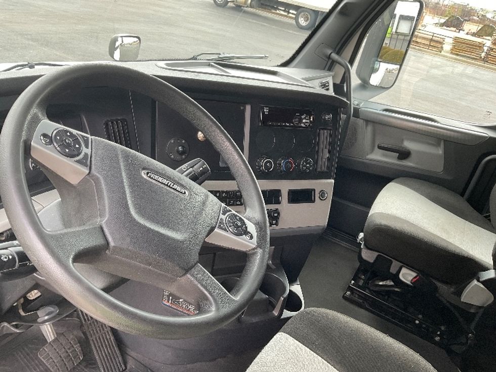 Sleeper Tractor-Heavy Duty Tractors-Freightliner-2020-T12664ST-Neenah-WI-485,456\n\t\tmiles-$ 57,250 - Image 10