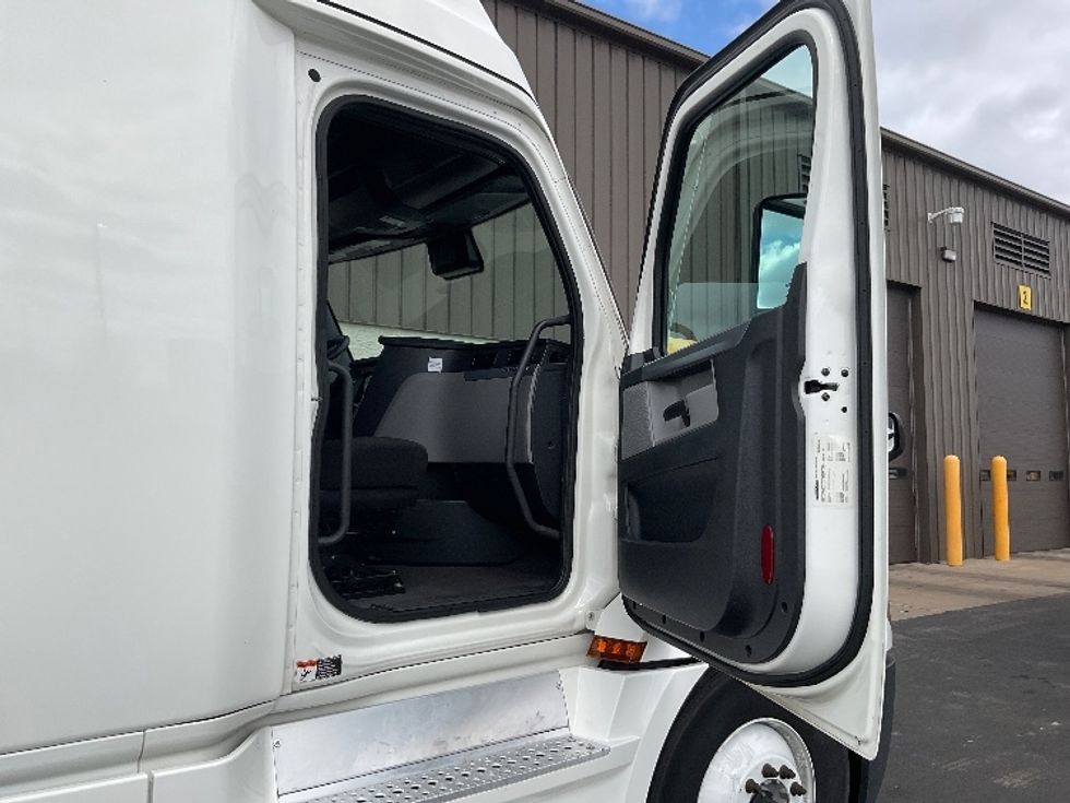 Sleeper Tractor-Heavy Duty Tractors-Freightliner-2020-T12664ST-Neenah-WI-485,456\n\t\tmiles-$ 57,250 - Image 13