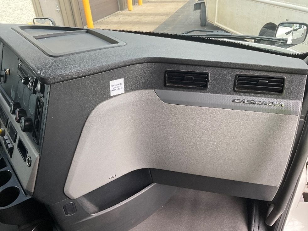 Sleeper Tractor-Heavy Duty Tractors-Freightliner-2020-T12664ST-Neenah-WI-485,456\n\t\tmiles-$ 57,250 - Image 14