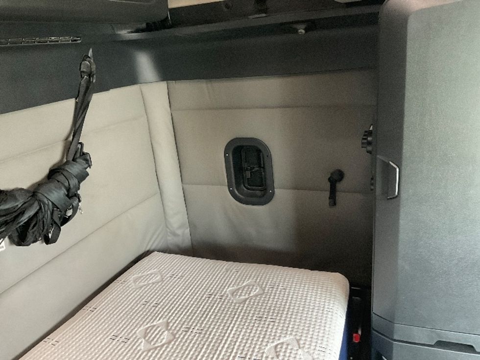 Sleeper Tractor-Heavy Duty Tractors-Freightliner-2020-T12664ST-Neenah-WI-485,456\n\t\tmiles-$ 57,250 - Image 18