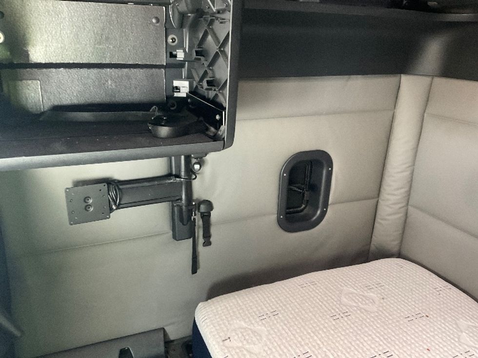 Sleeper Tractor-Heavy Duty Tractors-Freightliner-2020-T12664ST-Neenah-WI-485,456\n\t\tmiles-$ 57,250 - Image 19