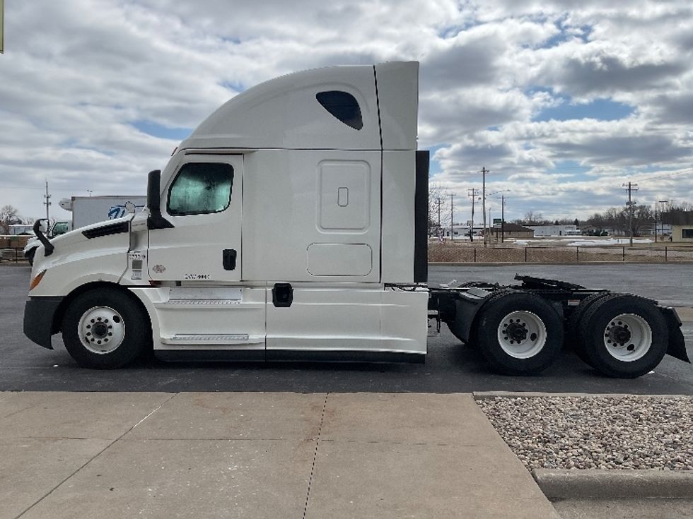Sleeper Tractor-Heavy Duty Tractors-Freightliner-2020-T12664ST-Neenah-WI-485,456\n\t\tmiles-$ 57,250 - Image 4