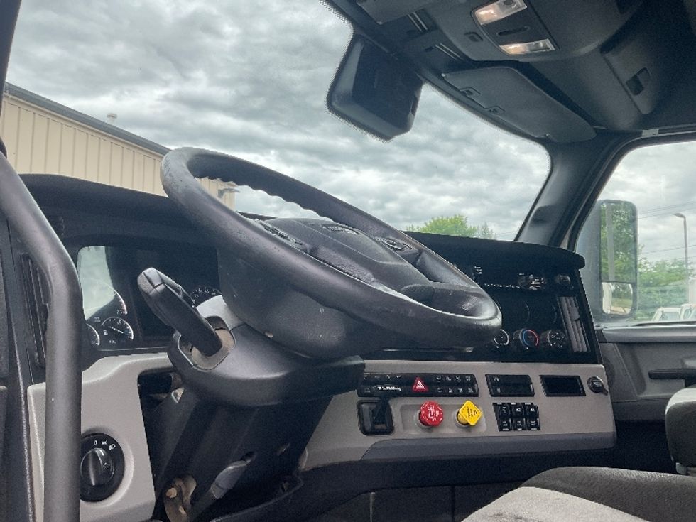 Sleeper Tractor-Heavy Duty Tractors-Freightliner-2020-T12664ST-New Castle-DE-245,044\n\t\tmiles-$ 76,500 - Image 10