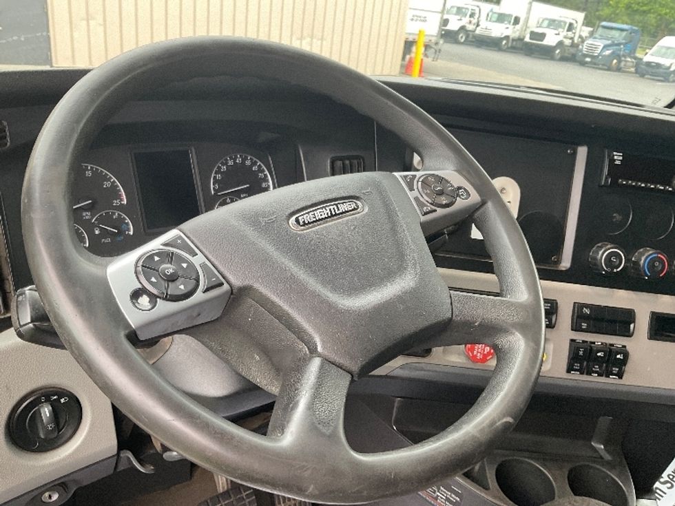 Sleeper Tractor-Heavy Duty Tractors-Freightliner-2020-T12664ST-New Castle-DE-245,044\n\t\tmiles-$ 76,500 - Image 11