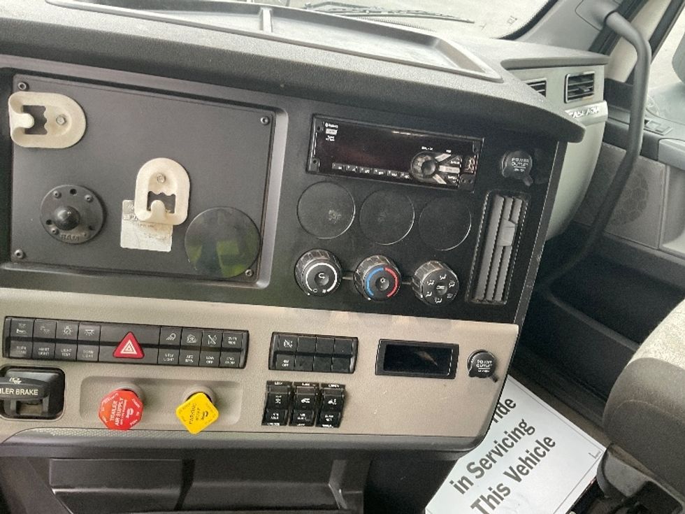 Sleeper Tractor-Heavy Duty Tractors-Freightliner-2020-T12664ST-New Castle-DE-245,044\n\t\tmiles-$ 76,500 - Image 12