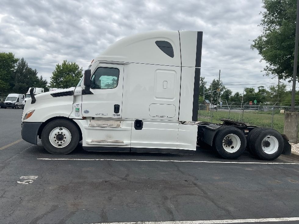 Sleeper Tractor-Heavy Duty Tractors-Freightliner-2020-T12664ST-New Castle-DE-245,044\n\t\tmiles-$ 76,500 - Image 4