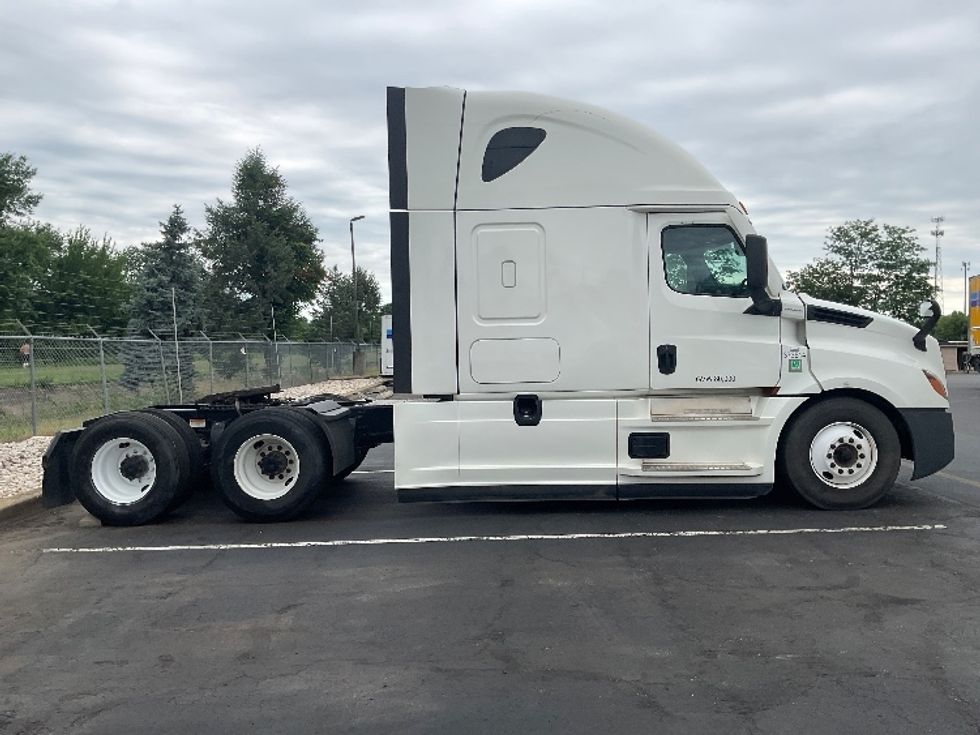 Sleeper Tractor-Heavy Duty Tractors-Freightliner-2020-T12664ST-New Castle-DE-245,044\n\t\tmiles-$ 76,500 - Image 8