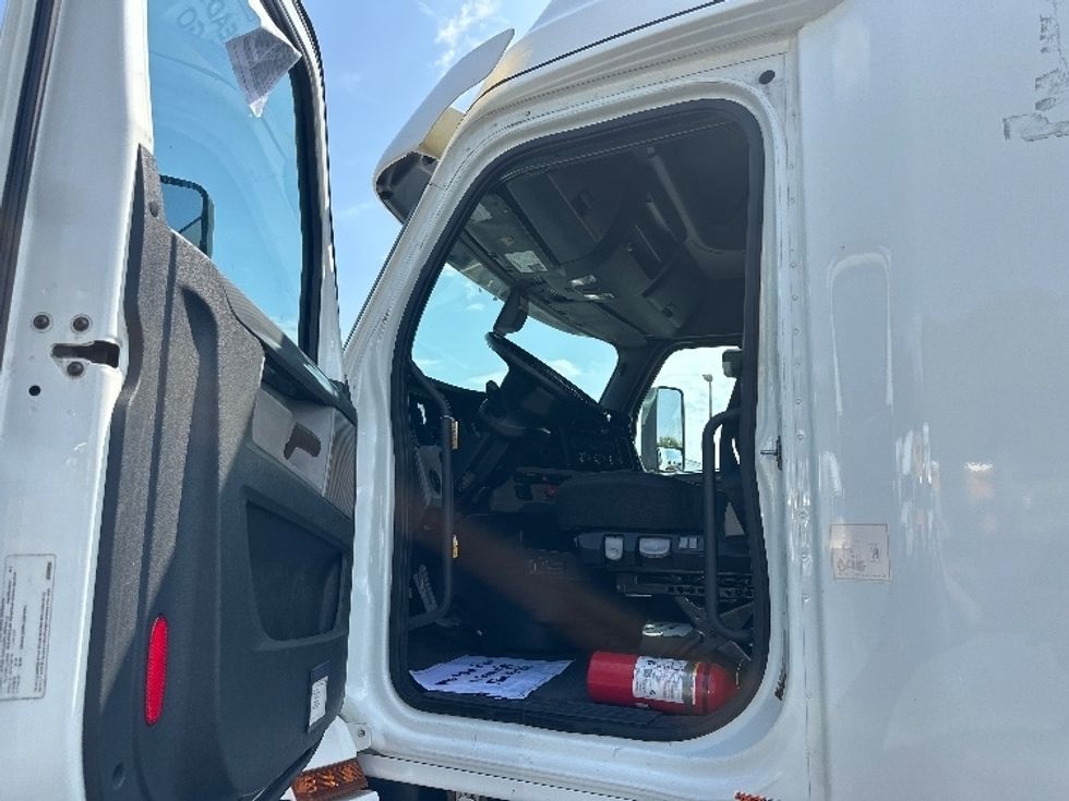 Sleeper Tractor-Heavy Duty Tractors-Freightliner-2020-T12664ST-New Castle-DE-321,532\n\t\tmiles-$ 72,750 - Image 10