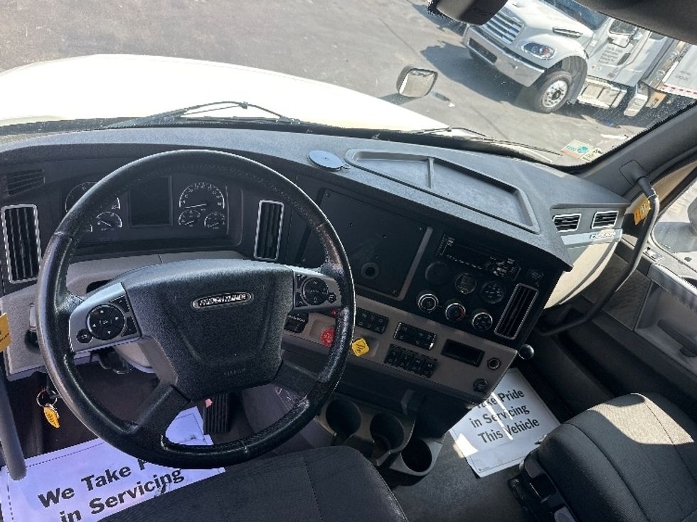 Sleeper Tractor-Heavy Duty Tractors-Freightliner-2020-T12664ST-New Castle-DE-321,532\n\t\tmiles-$ 72,750 - Image 11