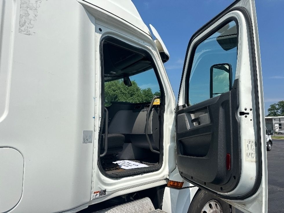 Sleeper Tractor-Heavy Duty Tractors-Freightliner-2020-T12664ST-New Castle-DE-321,532\n\t\tmiles-$ 72,750 - Image 13