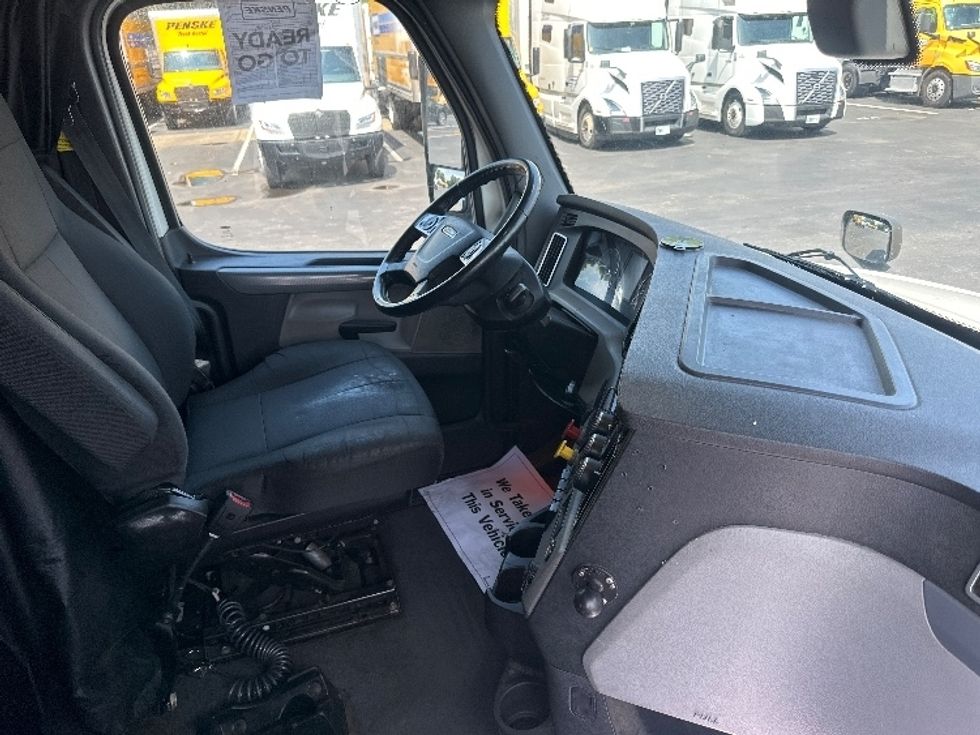 Sleeper Tractor-Heavy Duty Tractors-Freightliner-2020-T12664ST-New Castle-DE-321,532\n\t\tmiles-$ 72,750 - Image 15