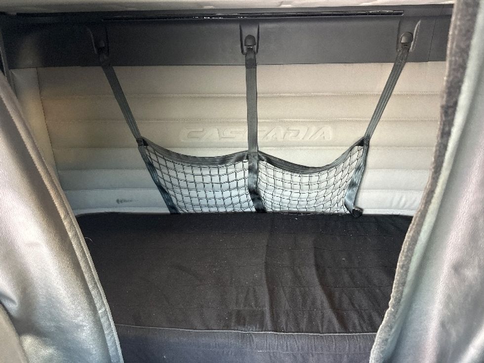 Sleeper Tractor-Heavy Duty Tractors-Freightliner-2020-T12664ST-New Castle-DE-321,532\n\t\tmiles-$ 72,750 - Image 16