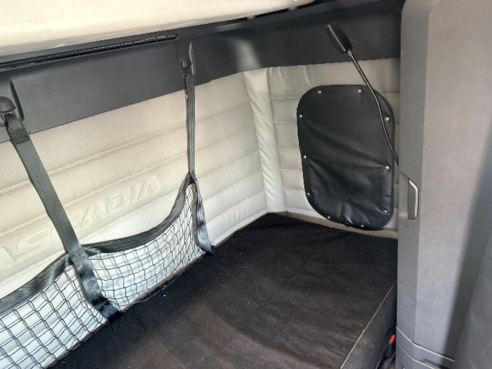 Sleeper Tractor-Heavy Duty Tractors-Freightliner-2020-T12664ST-New Castle-DE-321,532\n\t\tmiles-$ 72,750 - Image 17