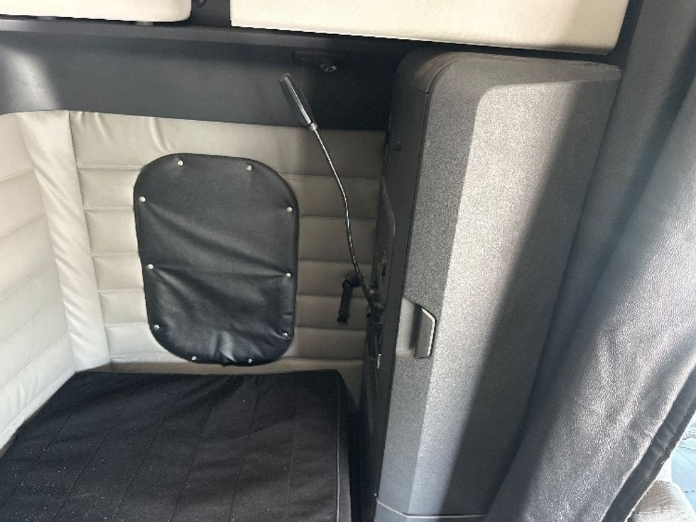 Sleeper Tractor-Heavy Duty Tractors-Freightliner-2020-T12664ST-New Castle-DE-321,532\n\t\tmiles-$ 72,750 - Image 18