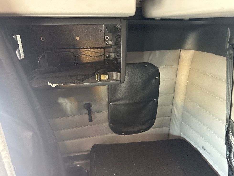 Sleeper Tractor-Heavy Duty Tractors-Freightliner-2020-T12664ST-New Castle-DE-321,532\n\t\tmiles-$ 72,750 - Image 19