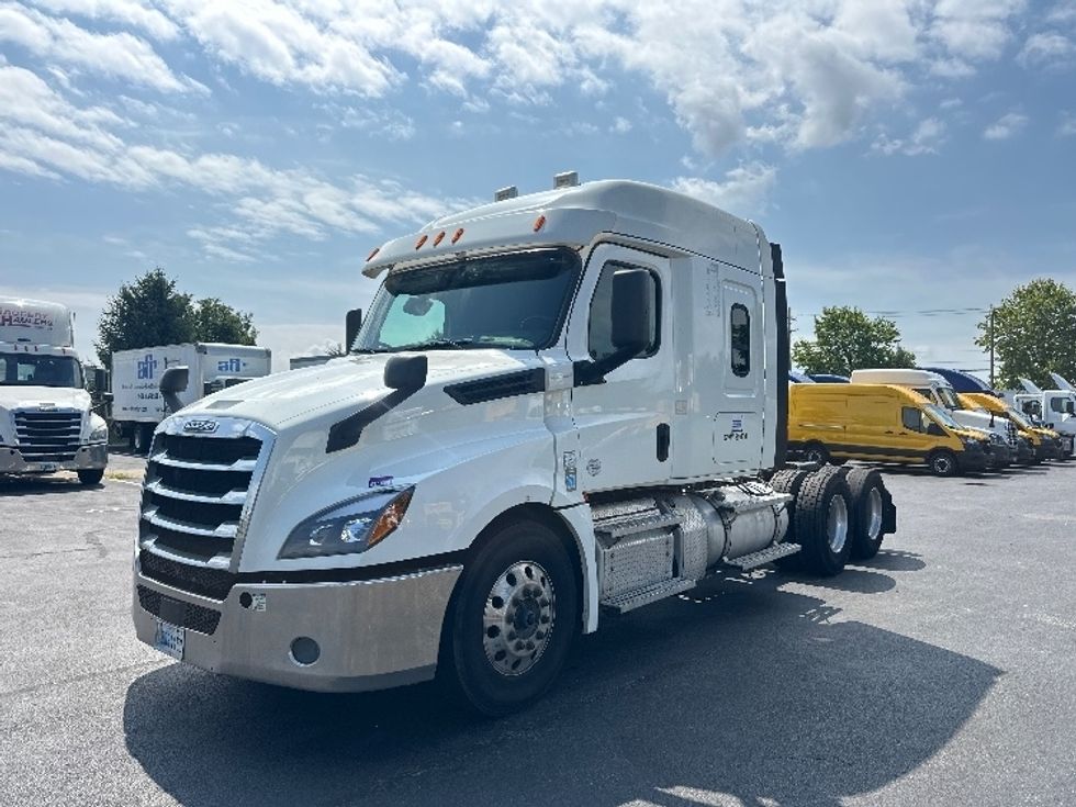 Sleeper Tractor-Heavy Duty Tractors-Freightliner-2020-T12664ST-New Castle-DE-321,532\n\t\tmiles-$ 72,750 - Image 3