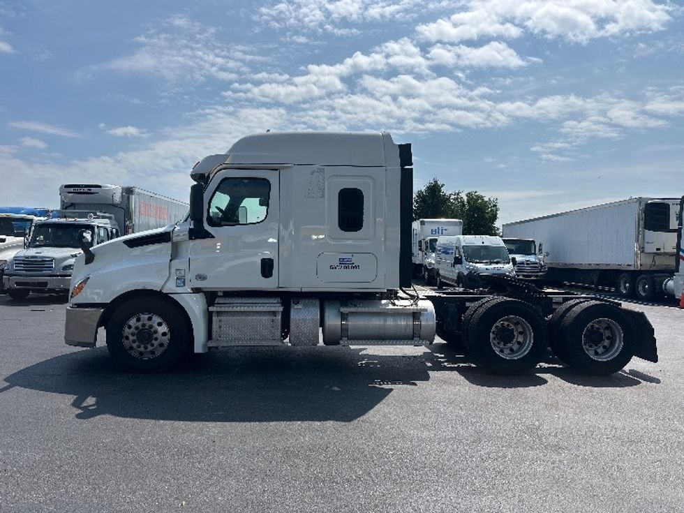 Sleeper Tractor-Heavy Duty Tractors-Freightliner-2020-T12664ST-New Castle-DE-321,532\n\t\tmiles-$ 72,750 - Image 4