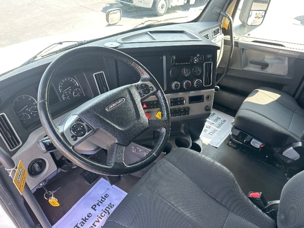 Sleeper Tractor-Heavy Duty Tractors-Freightliner-2020-T12664ST-New Castle-DE-321,532\n\t\tmiles-$ 72,750 - Image 7