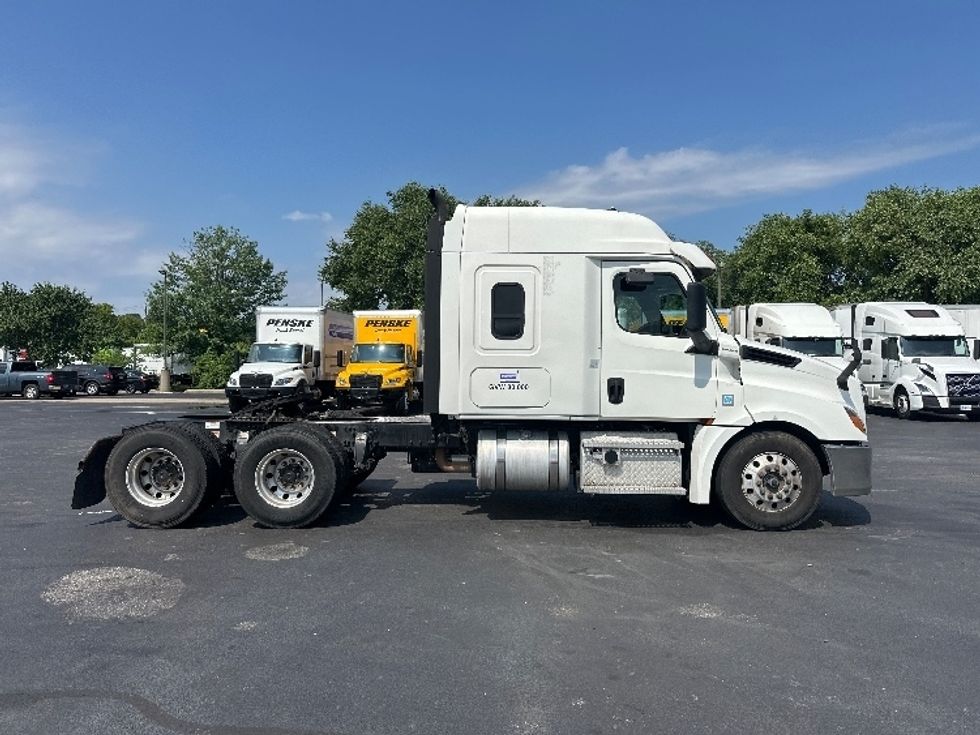 Sleeper Tractor-Heavy Duty Tractors-Freightliner-2020-T12664ST-New Castle-DE-321,532\n\t\tmiles-$ 72,750 - Image 9