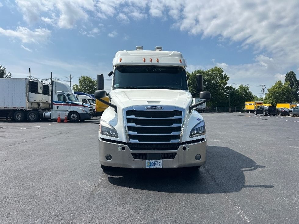 Sleeper Tractor-Heavy Duty Tractors-Freightliner-2020-T12664ST-New Castle-DE-383,103\n\t\tmiles-$ 69,500 - Image 2
