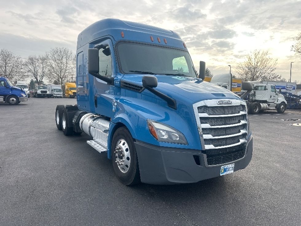 Sleeper Tractor-Heavy Duty Tractors-Freightliner-2020-T12664ST-New Castle-DE-410,135\n\t\tmiles-$ 64,500 - Image 1