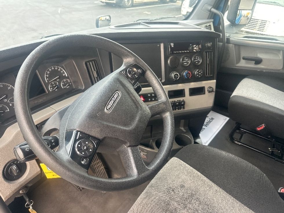 Sleeper Tractor-Heavy Duty Tractors-Freightliner-2020-T12664ST-New Castle-DE-410,135\n\t\tmiles-$ 64,500 - Image 10