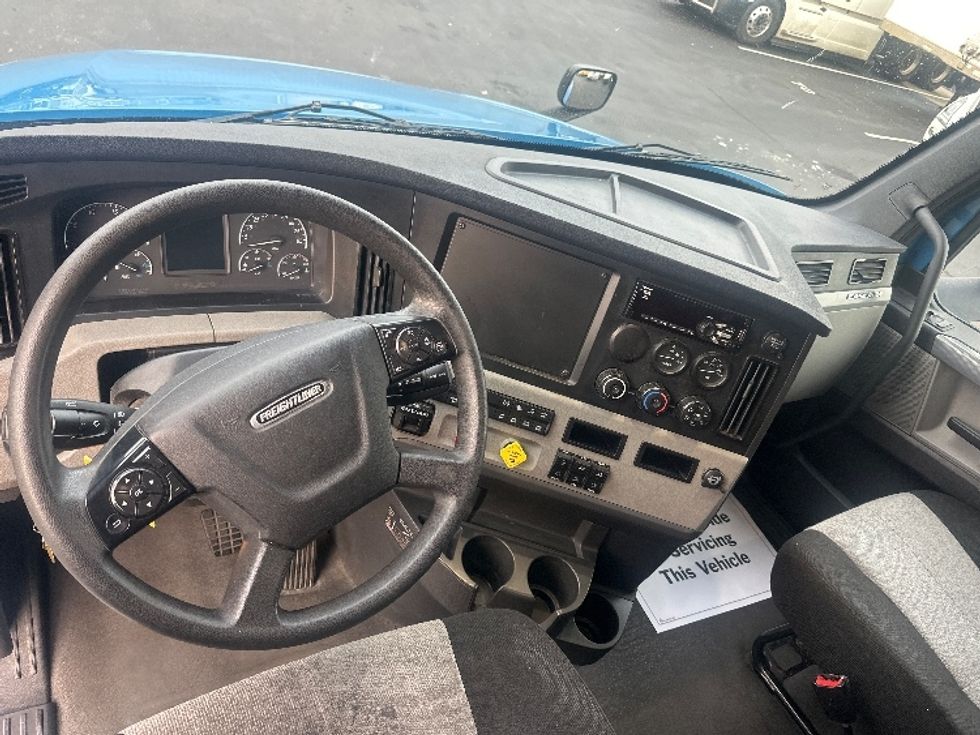 Sleeper Tractor-Heavy Duty Tractors-Freightliner-2020-T12664ST-New Castle-DE-410,135\n\t\tmiles-$ 64,500 - Image 11