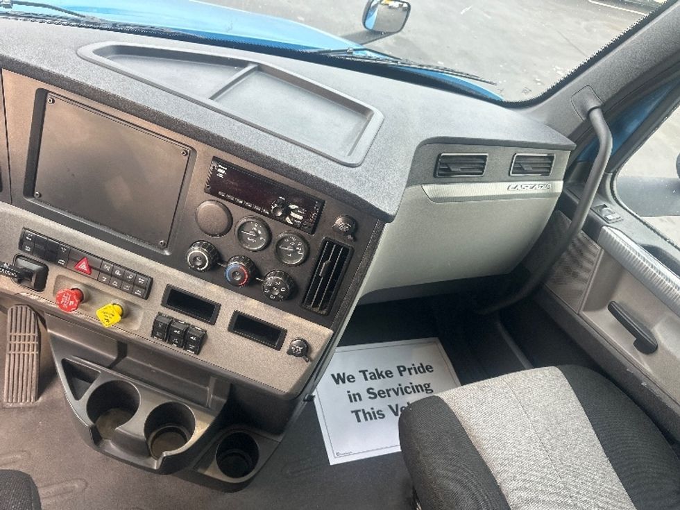 Sleeper Tractor-Heavy Duty Tractors-Freightliner-2020-T12664ST-New Castle-DE-410,135\n\t\tmiles-$ 64,500 - Image 12