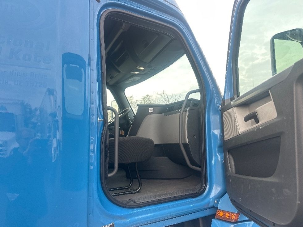 Sleeper Tractor-Heavy Duty Tractors-Freightliner-2020-T12664ST-New Castle-DE-410,135\n\t\tmiles-$ 64,500 - Image 13