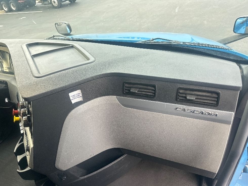 Sleeper Tractor-Heavy Duty Tractors-Freightliner-2020-T12664ST-New Castle-DE-410,135\n\t\tmiles-$ 64,500 - Image 14