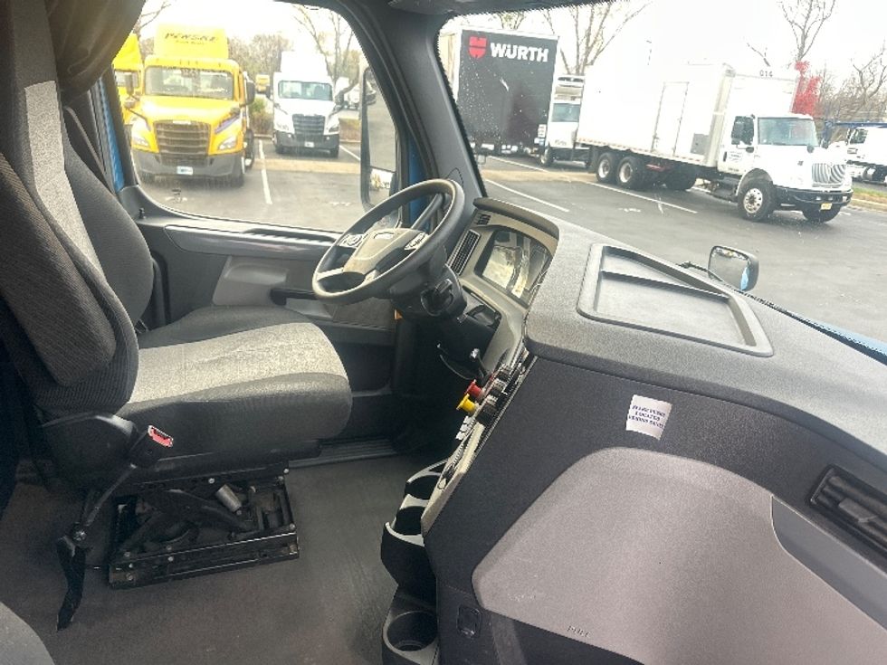 Sleeper Tractor-Heavy Duty Tractors-Freightliner-2020-T12664ST-New Castle-DE-410,135\n\t\tmiles-$ 64,500 - Image 15