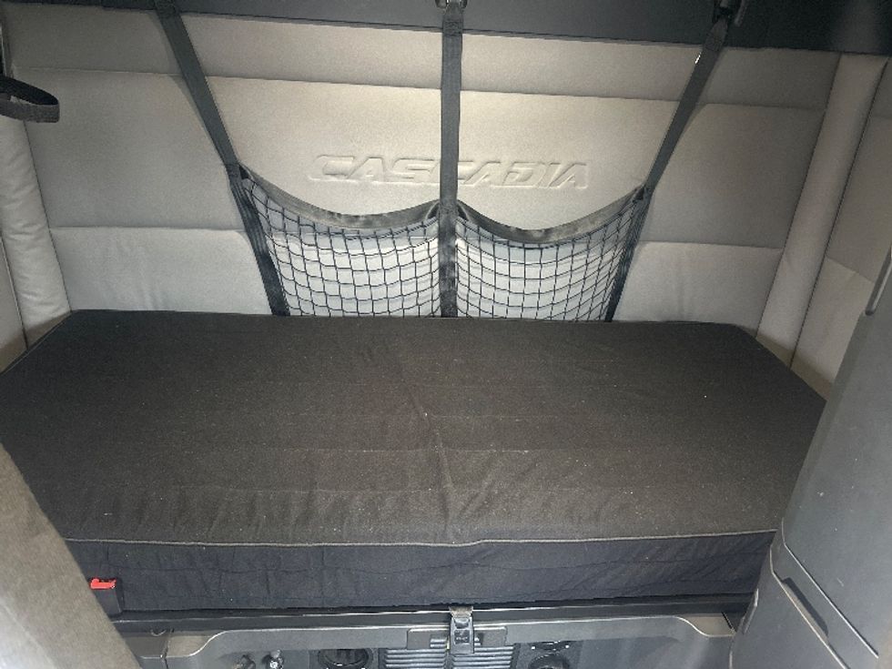 Sleeper Tractor-Heavy Duty Tractors-Freightliner-2020-T12664ST-New Castle-DE-410,135\n\t\tmiles-$ 64,500 - Image 16