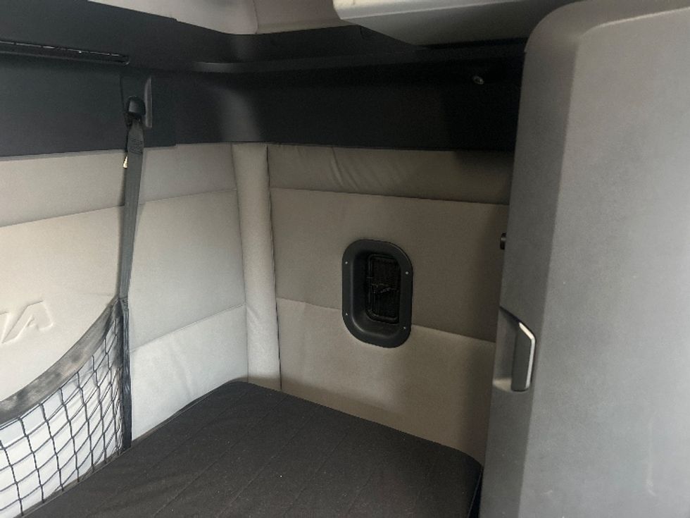 Sleeper Tractor-Heavy Duty Tractors-Freightliner-2020-T12664ST-New Castle-DE-410,135\n\t\tmiles-$ 64,500 - Image 18