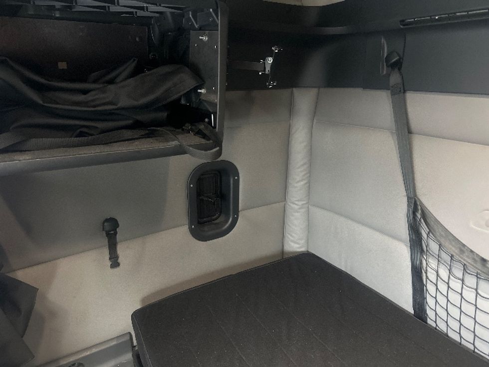 Sleeper Tractor-Heavy Duty Tractors-Freightliner-2020-T12664ST-New Castle-DE-410,135\n\t\tmiles-$ 64,500 - Image 19