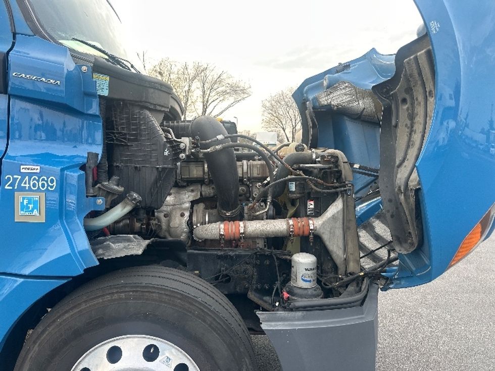 Sleeper Tractor-Heavy Duty Tractors-Freightliner-2020-T12664ST-New Castle-DE-410,135\n\t\tmiles-$ 64,500 - Image 20