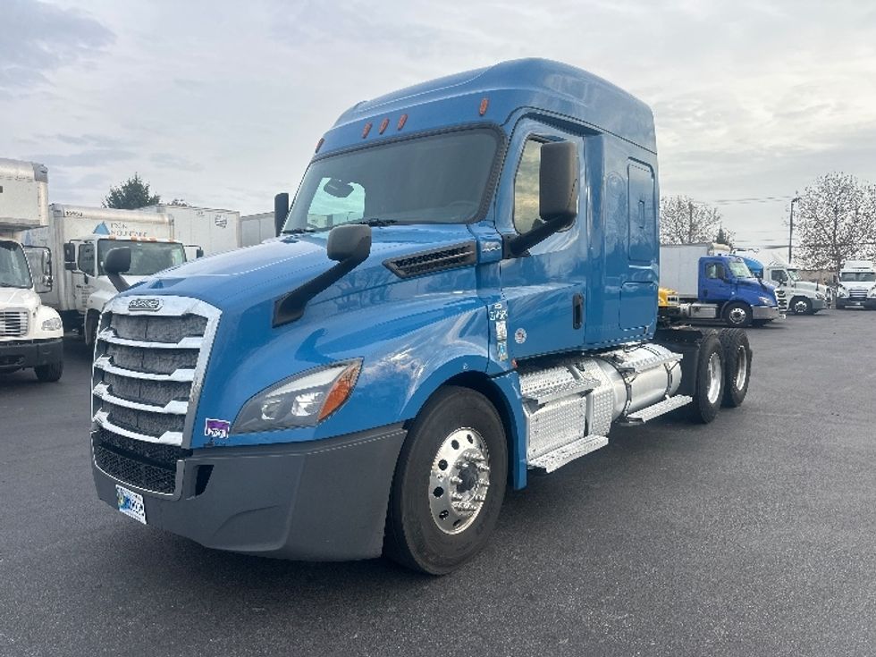 Sleeper Tractor-Heavy Duty Tractors-Freightliner-2020-T12664ST-New Castle-DE-410,135\n\t\tmiles-$ 64,500 - Image 3