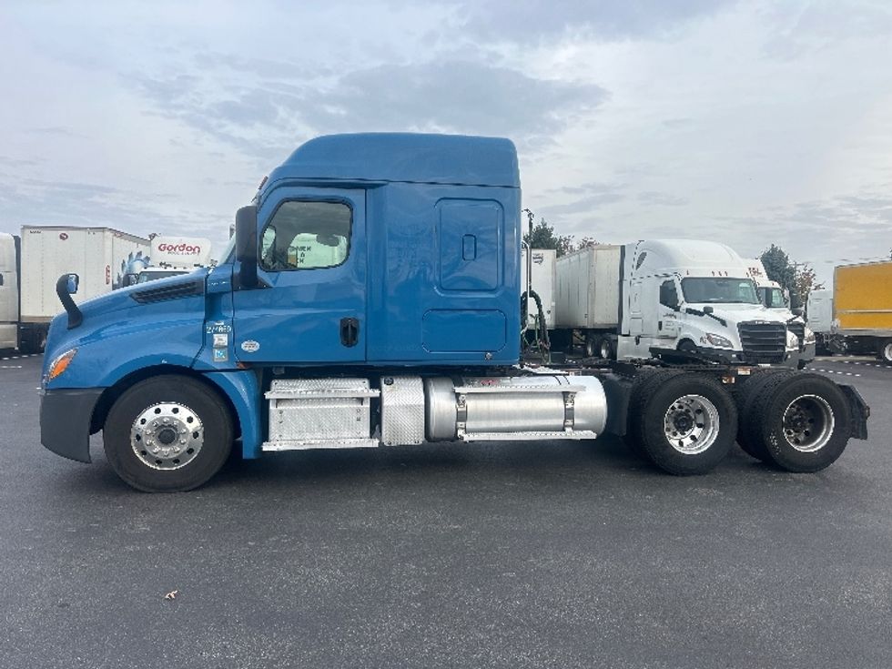 Sleeper Tractor-Heavy Duty Tractors-Freightliner-2020-T12664ST-New Castle-DE-410,135\n\t\tmiles-$ 64,500 - Image 4