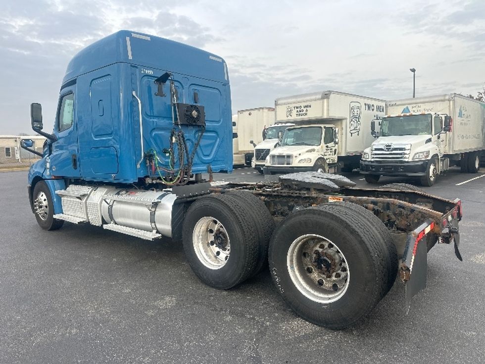 Sleeper Tractor-Heavy Duty Tractors-Freightliner-2020-T12664ST-New Castle-DE-410,135\n\t\tmiles-$ 64,500 - Image 5