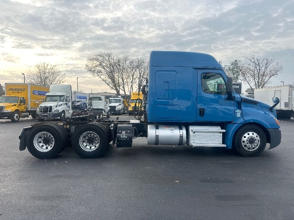 Sleeper Tractor-Heavy Duty Tractors-Freightliner-2020-T12664ST-New Castle-DE-410,135\n\t\tmiles-$ 64,500 - Image 8