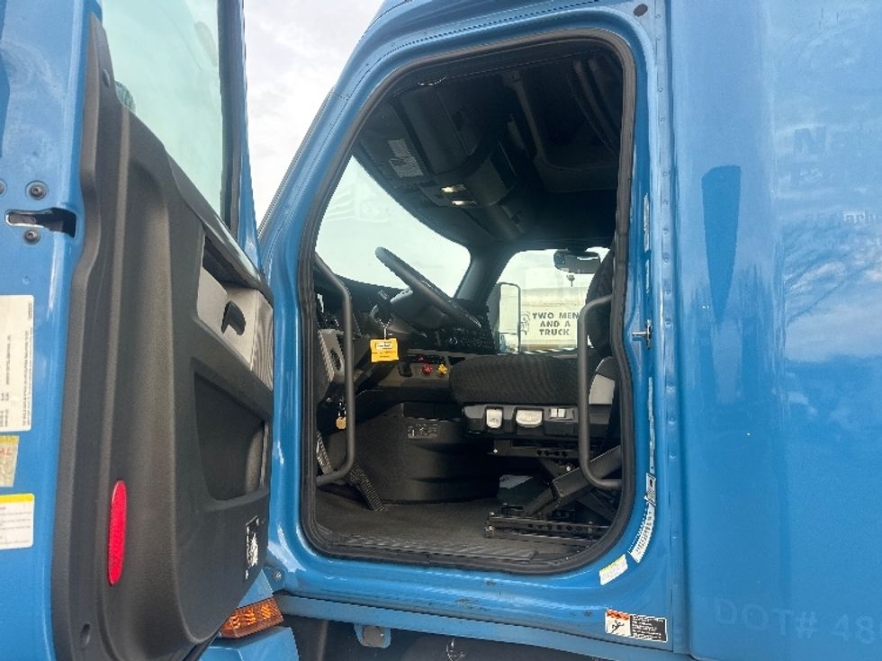 Sleeper Tractor-Heavy Duty Tractors-Freightliner-2020-T12664ST-New Castle-DE-410,135\n\t\tmiles-$ 64,500 - Image 9