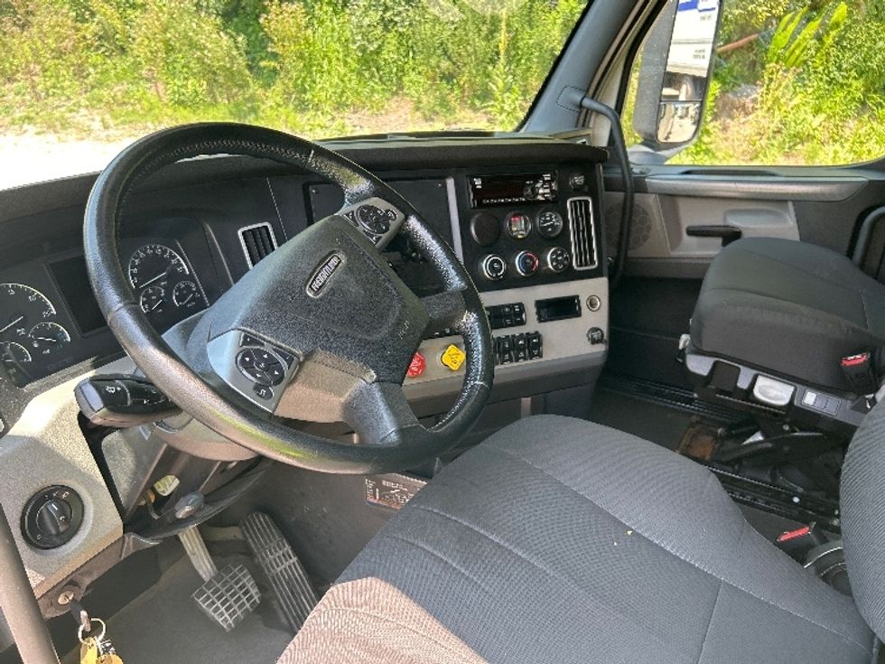 Sleeper Tractor-Heavy Duty Tractors-Freightliner-2020-T12664ST-Newark-OH-208,532\n\t\tmiles-$ 78,500 - Image 10