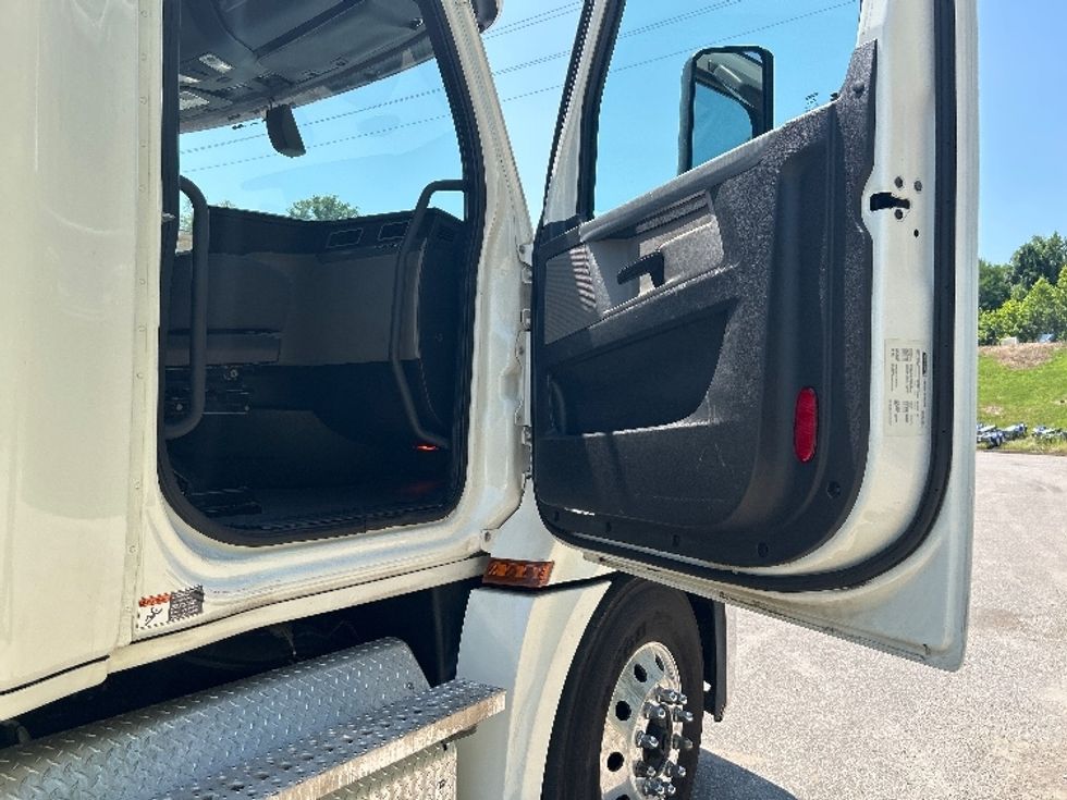Sleeper Tractor-Heavy Duty Tractors-Freightliner-2020-T12664ST-Newark-OH-208,532\n\t\tmiles-$ 78,500 - Image 12