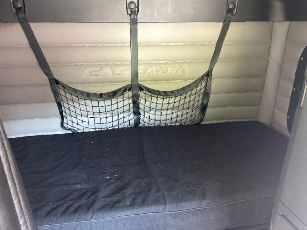 Sleeper Tractor-Heavy Duty Tractors-Freightliner-2020-T12664ST-Newark-OH-208,532\n\t\tmiles-$ 78,500 - Image 15