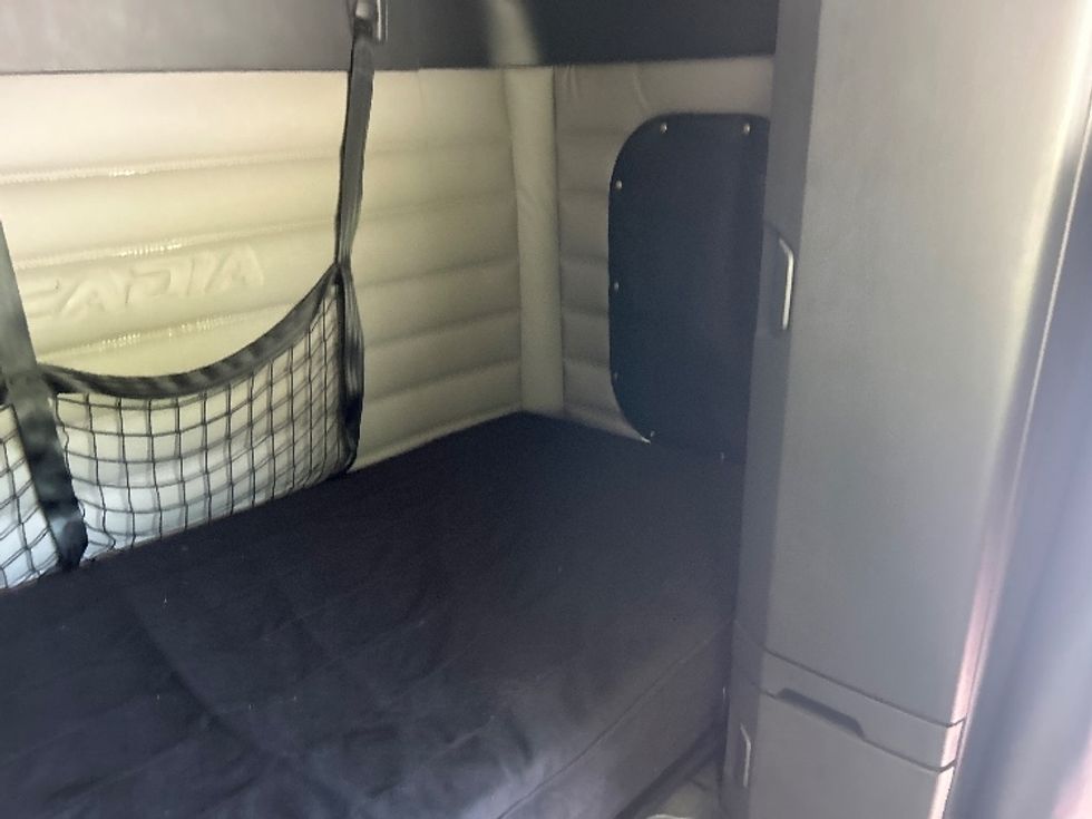 Sleeper Tractor-Heavy Duty Tractors-Freightliner-2020-T12664ST-Newark-OH-208,532\n\t\tmiles-$ 78,500 - Image 16