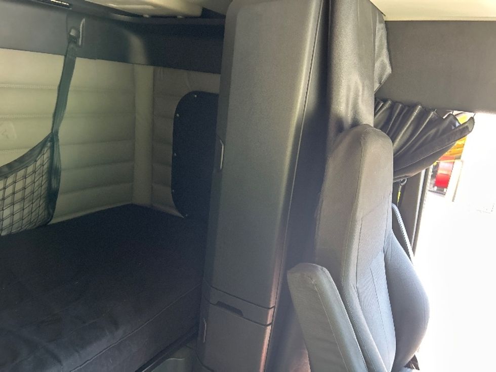 Sleeper Tractor-Heavy Duty Tractors-Freightliner-2020-T12664ST-Newark-OH-208,532\n\t\tmiles-$ 78,500 - Image 17