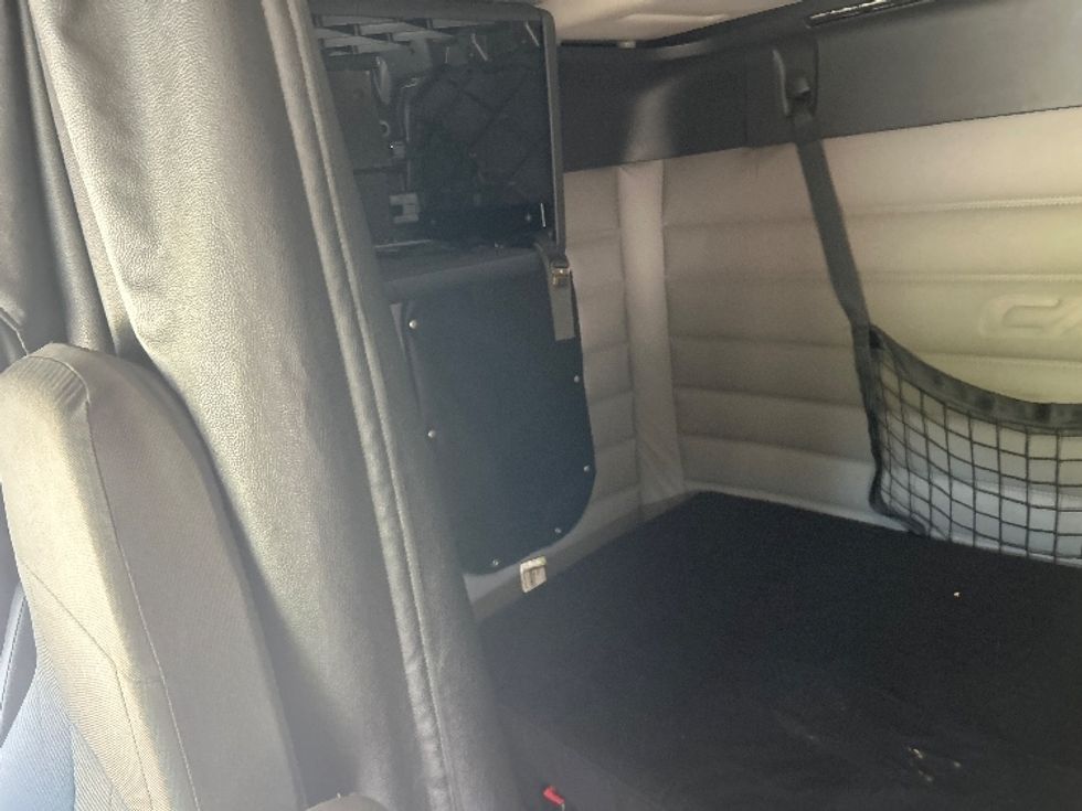 Sleeper Tractor-Heavy Duty Tractors-Freightliner-2020-T12664ST-Newark-OH-208,532\n\t\tmiles-$ 78,500 - Image 18