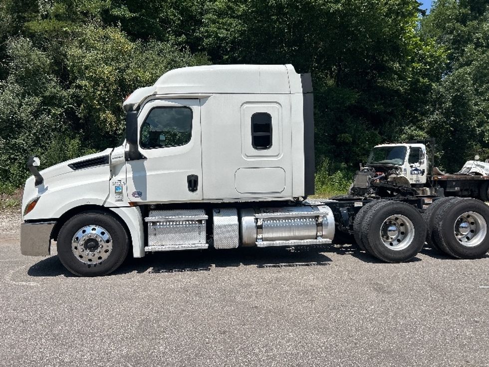 Sleeper Tractor-Heavy Duty Tractors-Freightliner-2020-T12664ST-Newark-OH-208,532\n\t\tmiles-$ 78,500 - Image 4
