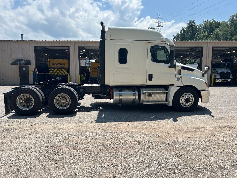 Sleeper Tractor-Heavy Duty Tractors-Freightliner-2020-T12664ST-Newark-OH-208,532\n\t\tmiles-$ 78,500 - Image 8