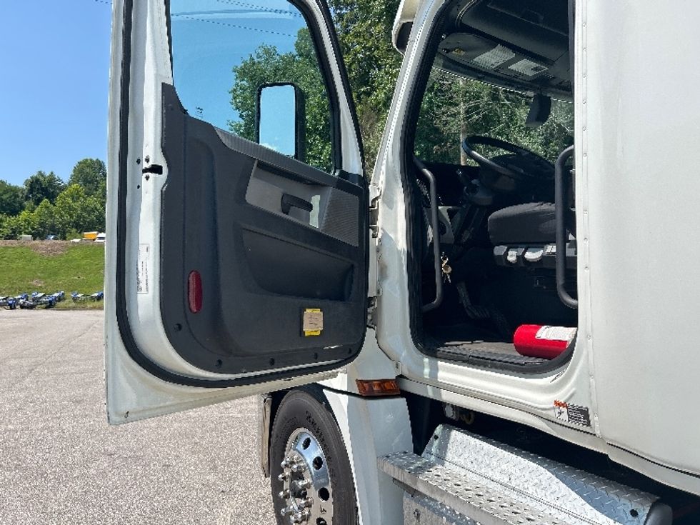 Sleeper Tractor-Heavy Duty Tractors-Freightliner-2020-T12664ST-Newark-OH-208,532\n\t\tmiles-$ 78,500 - Image 9